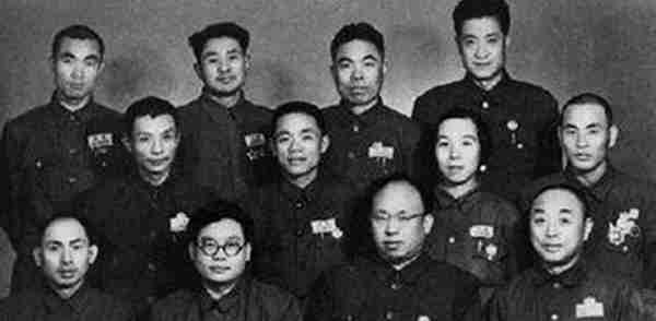 40年林彪在莫斯科，拍了唯一的一张正装照，身旁站的年轻人是谁？
