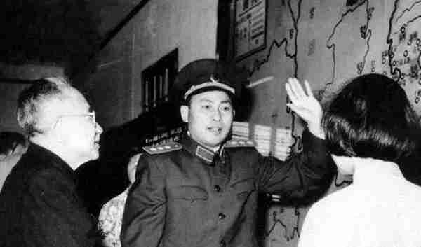 40年林彪在莫斯科，拍了唯一的一张正装照，身旁站的年轻人是谁？