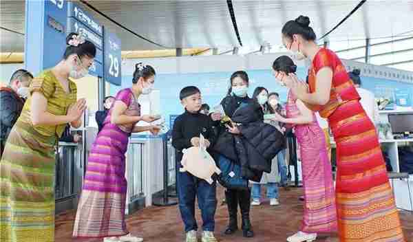 今日，中国东航昆明—芒市—昆明民族特色航班首航