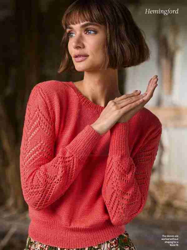 红色秋款套衫，身体下针编织，袖子镂空花样，简洁好看