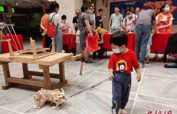 河北“木头达人”收集制作200多款木质古典益智玩具