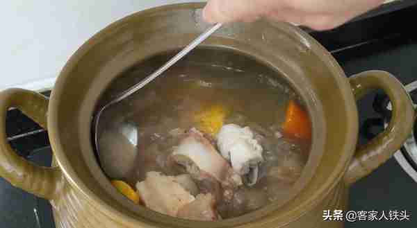 冬季别总喝鸡汤，试试这样煲一锅，营养高钙好喝，食材简单又便宜
