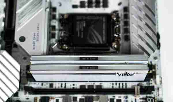 狂飙920W功耗！四万纯白顶配桌面PC主机带来的性能与颜值提升体验