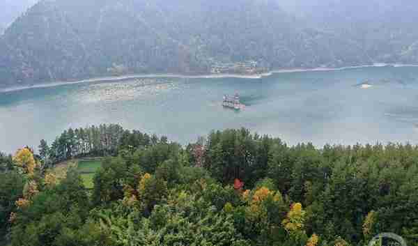 高山堰塞湖 湖光山色美