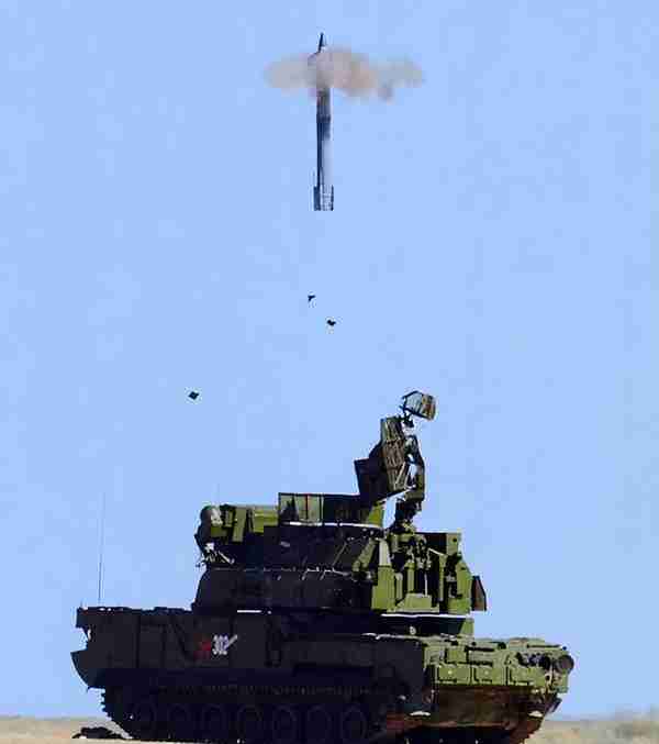 国产炮弹一体防空车，每分钟发射上万发子弹，号称“无人机杀手”