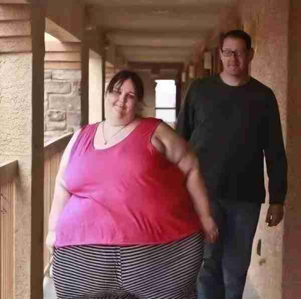 美国1450斤重量级美女，被富二代疯狂追求，婚后育两子生活幸福