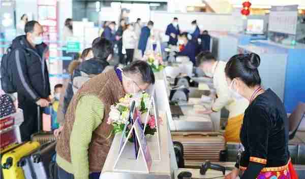 今日，中国东航昆明—芒市—昆明民族特色航班首航