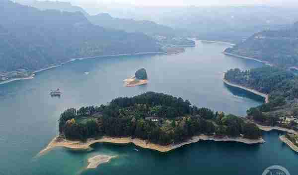 高山堰塞湖 湖光山色美