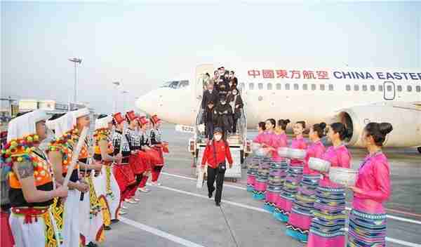 今日，中国东航昆明—芒市—昆明民族特色航班首航