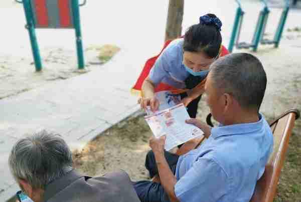 临泉农商银行交通路支行聚焦老年群体 开展反假货币宣传活动