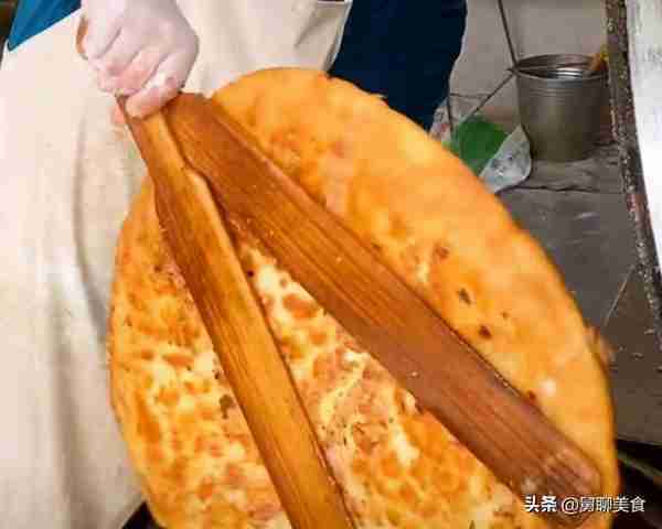 山东菏泽10斤一块大壮馍，号称“中式大披萨”，有人一顿吃3斤