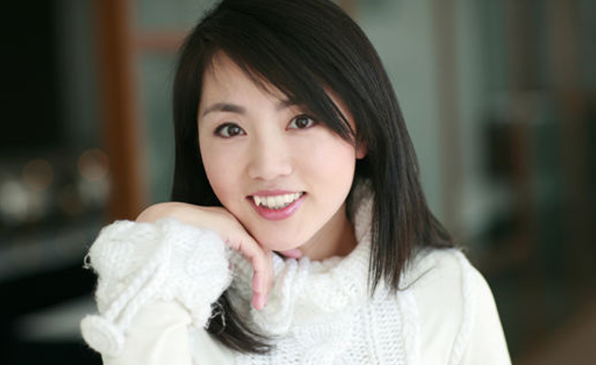 天气预报女主播杨丹主持23年，45岁容颜不老，真冻龄女神