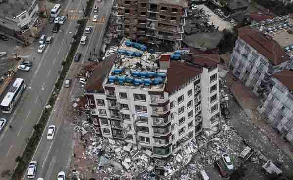 航拍土耳其震区，城市建筑坍塌变为废墟