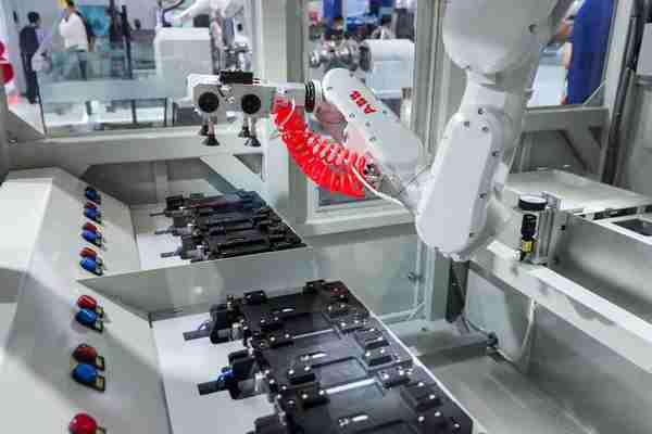 工业巨头ABB：全球机器人长期需求仍将上升，继续看好中国