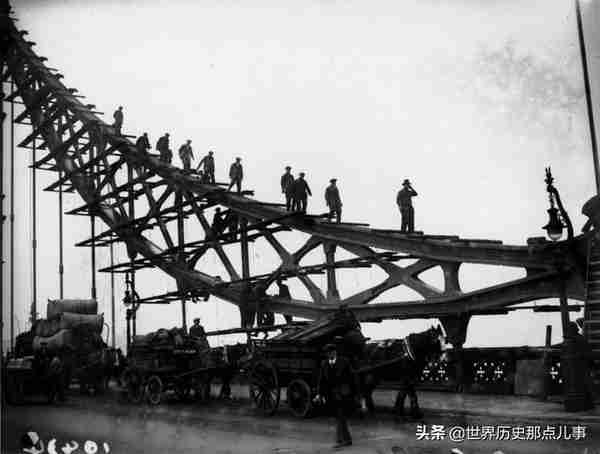 英国伦敦塔桥是如何建成的？来看1894年珍贵老照片，令人惊叹
