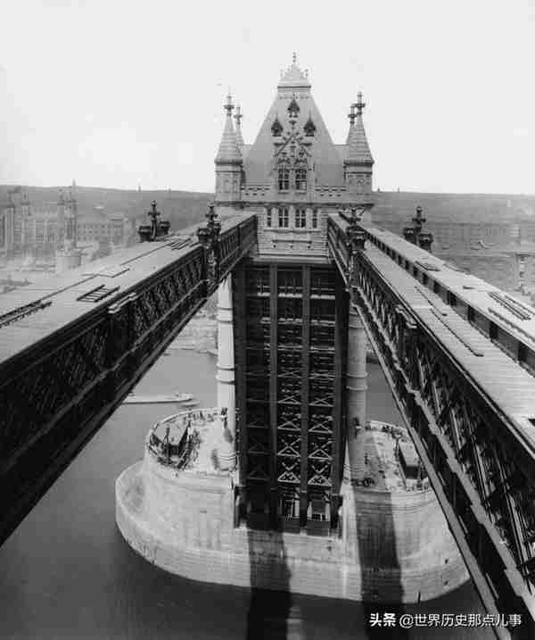 英国伦敦塔桥是如何建成的？来看1894年珍贵老照片，令人惊叹