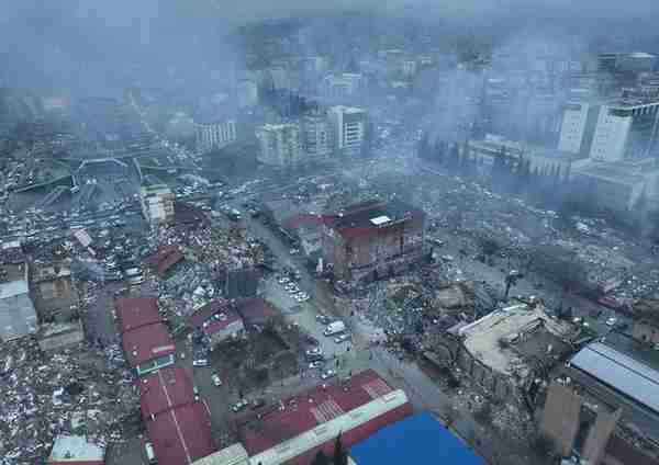 航拍土耳其震区，城市建筑坍塌变为废墟