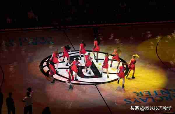 年味最足的NBA球队！西蒙斯向中国捐球场！篮网主场春节元素满满