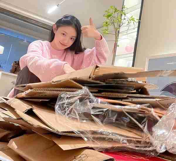 独居北京豪宅7年，23岁林允独成拆快递达人，箱子多到让邻居投诉