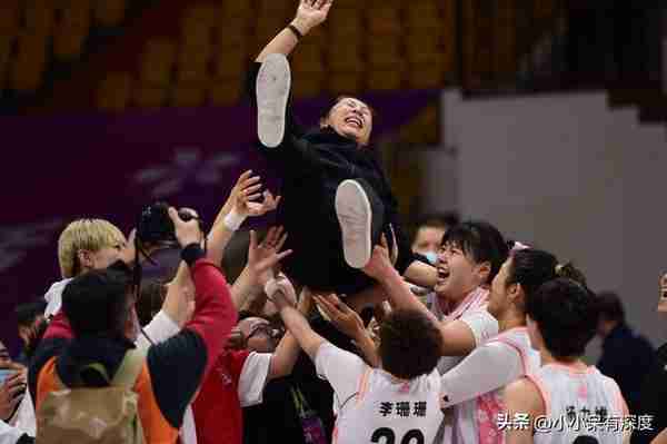 中国女篮主帅郑薇，丈夫和父母，都是篮球运动员，她的女篮之路