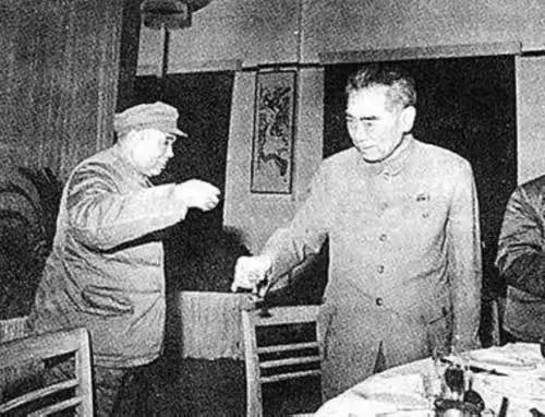 1949年，柳亚子不满自己的待遇，竟然打人，周总理却摆酒席宴请他