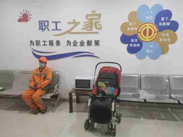 宁夏银行新市区支行建立“爱心驿站”为户外工作者提供暖心服务