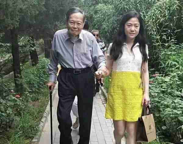 101岁的杨振宁，身体却出奇的硬朗，翁帆无意间说出其三大要求