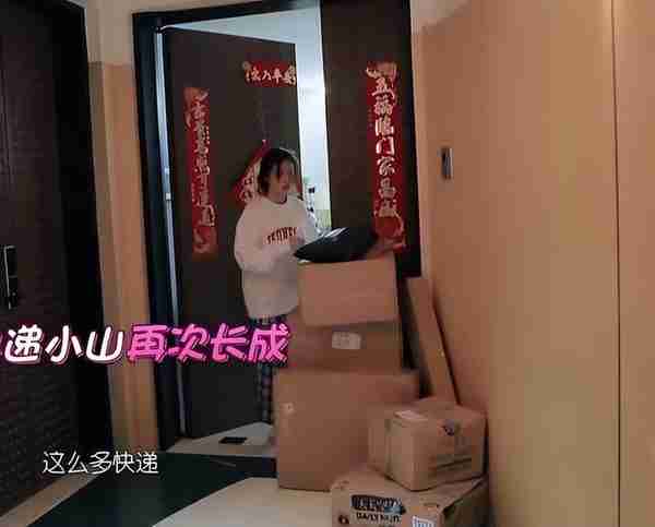 独居北京豪宅7年，23岁林允独成拆快递达人，箱子多到让邻居投诉